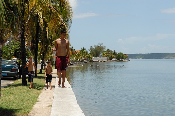 Ragazzi camminando - Fotografia di Cienfuegos - Cuba 2010