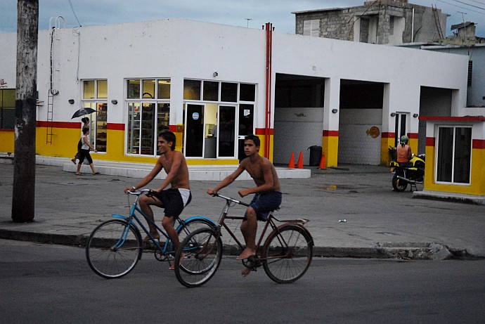 Ragazzi in bicicletta - Fotografia di Cienfuegos - Cuba 2010