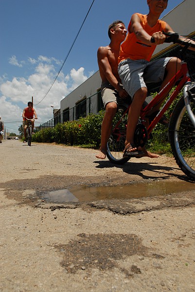 Ragazzi in biciletta - Fotografia di Cienfuegos - Cuba 2010