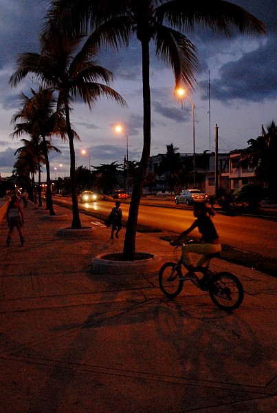 Ragazzi sul lungomare - Fotografia di Cienfuegos - Cuba 2010