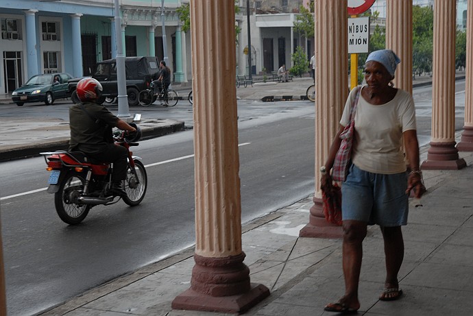 Signora camminando - Fotografia di Cienfuegos - Cuba 2010