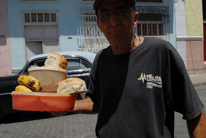 Signore con il pasto - Fotografia di Cienfuegos - Cuba 2010