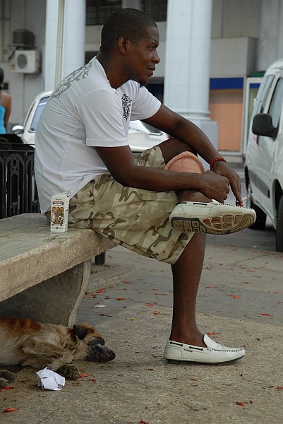Accomodati sopra e sotto la panchina - Fotografia della Havana - Cuba 2010