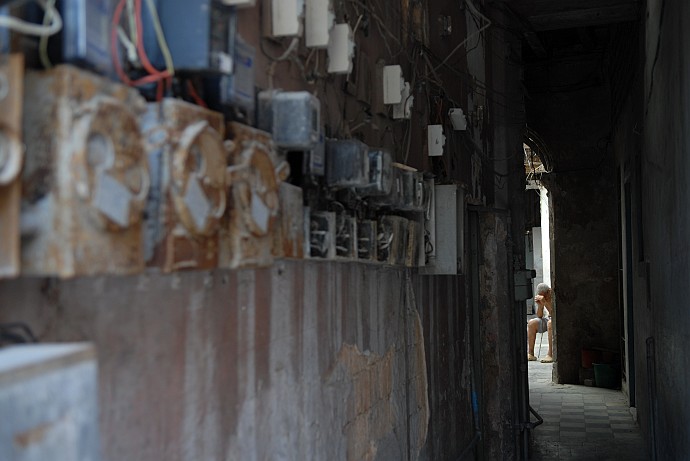 Al fondo uomo seduto - Fotografia della Havana - Cuba 2010