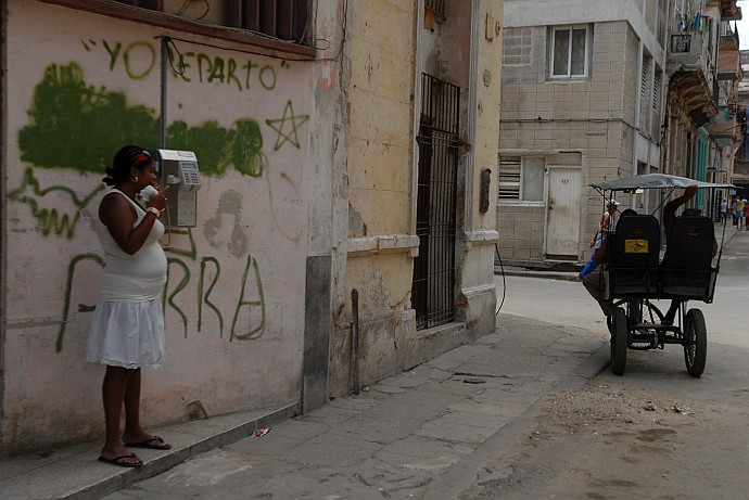 Al telefono - Fotografia della Havana - Cuba 2010