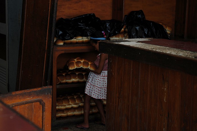 Bambina con il pane - Fotografia della Havana - Cuba 2010