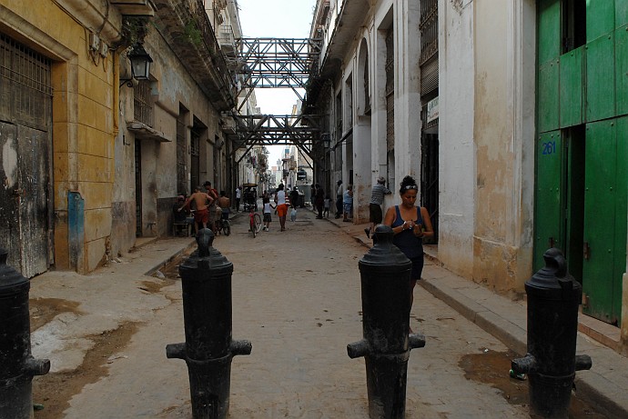 Cannoni piantati sulla strada - Fotografia della Havana - Cuba 2010