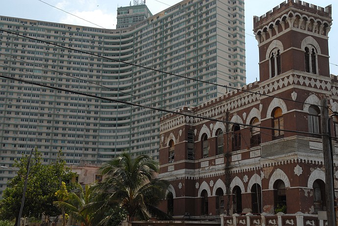 Contrasto costruzioni - Fotografia della Havana - Cuba 2010