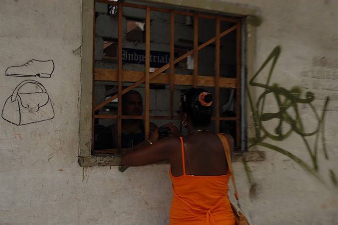 Dal calzolaio - Fotografia della Havana - Cuba 2010