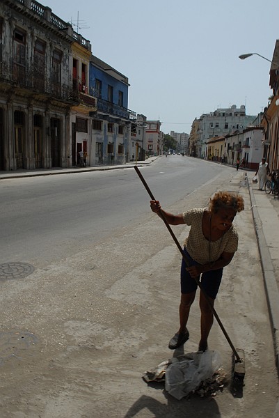 Donna spazzando - Fotografia della Havana - Cuba 2010