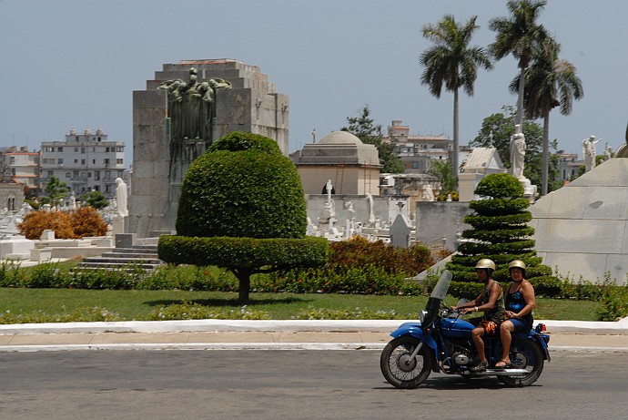 In moto al cimitero - Fotografia della Havana - Cuba 2010
