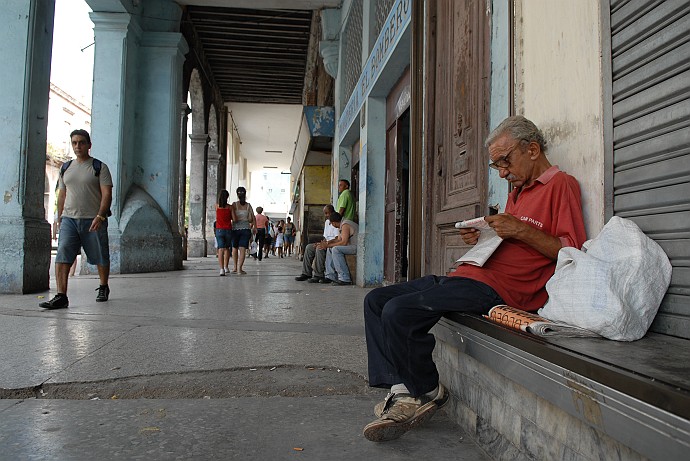 Leggendo un giornale - Fotografia della Havana - Cuba 2010