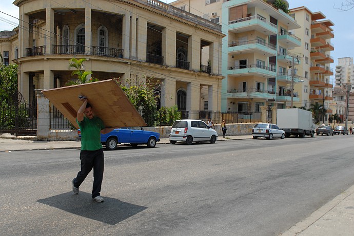 Operaio trasportando una porta - Fotografia della Havana - Cuba 2010