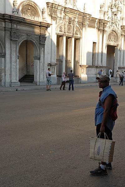 Passante attraversando la strada - Fotografia della Havana - Cuba 2010