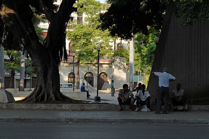 Persone sedute sul ciglio della strada - Fotografia della Havana - Cuba 2010