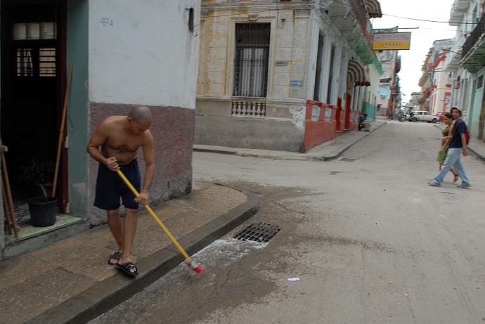 Pulizia della strada - Fotografia della Havana - Cuba 2010
