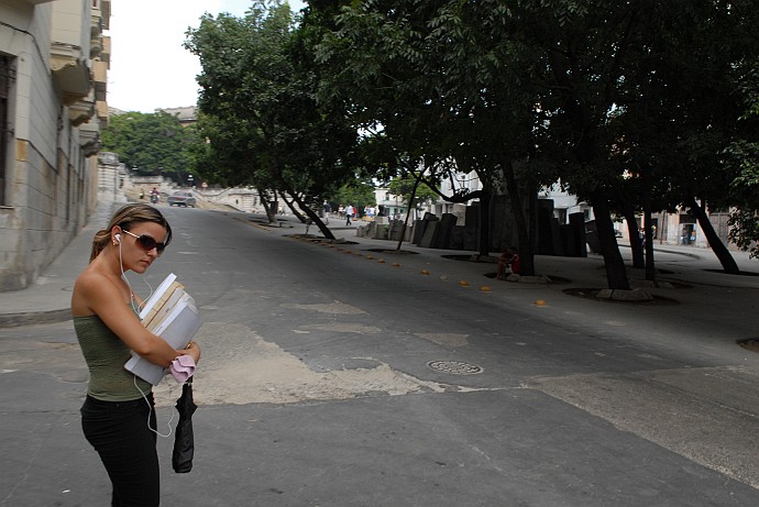 Ragazza attraversando la strada - Fotografia della Havana - Cuba 2010