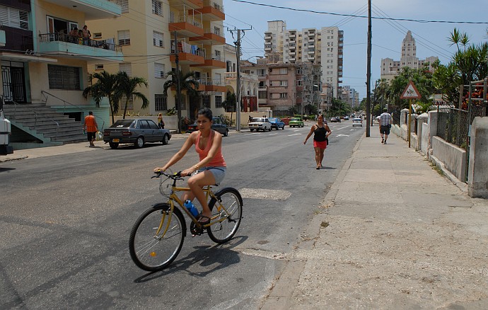 Ragazza in bici- - Fotografia della Havana - Cuba 2010