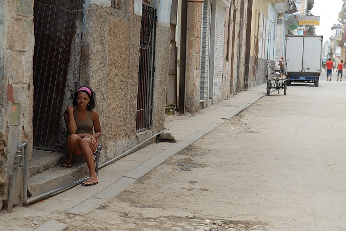 Ragazza seduta - Fotografia della Havana - Cuba 2010