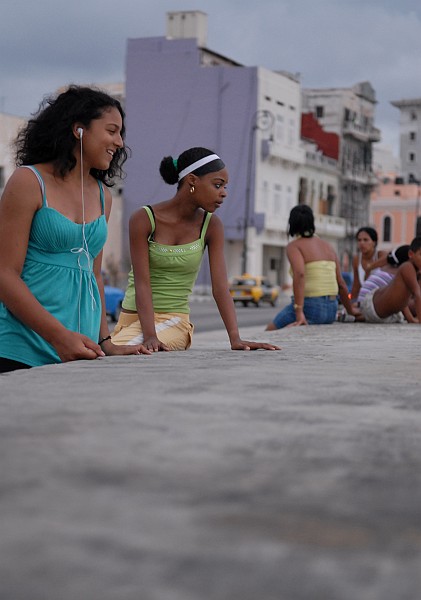 Ragazze osservando - Fotografia della Havana - Cuba 2010