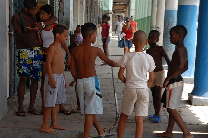 Ragazzi che parlano - Fotografia della Havana - Cuba 2010