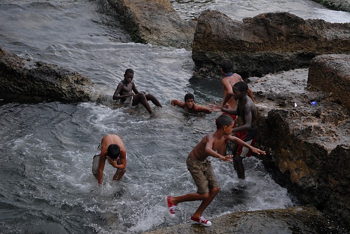 Ragazzi giocando in mare - Fotografia della Havana - Cuba 2010