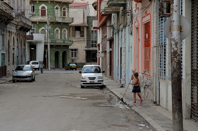 Ragazzina spazzando - Fotografia della Havana - Cuba 2010