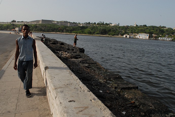 Ragazzo passeggiando - Fotografia della Havana - Cuba 2010