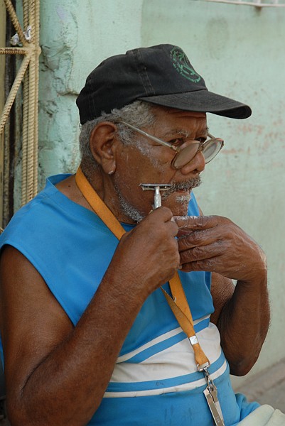 Sbarbandosi per strada - Fotografia della Havana - Cuba 2010