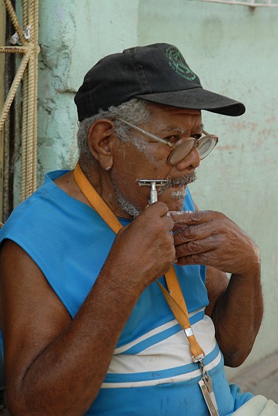 Sbarbandosi per strada - Fotografia della Havana - Cuba 2010