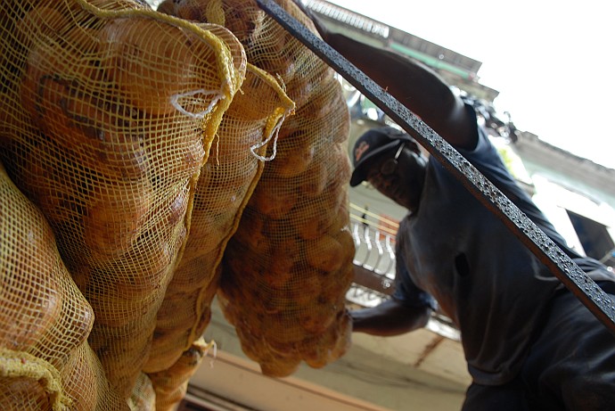 Scaricando patate - Fotografia della Havana - Cuba 2010