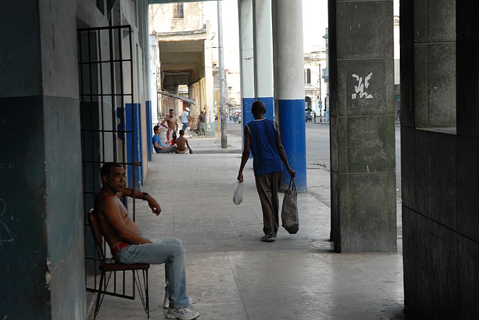 Seduti d'avanti alla porta - Fotografia della Havana - Cuba 2010