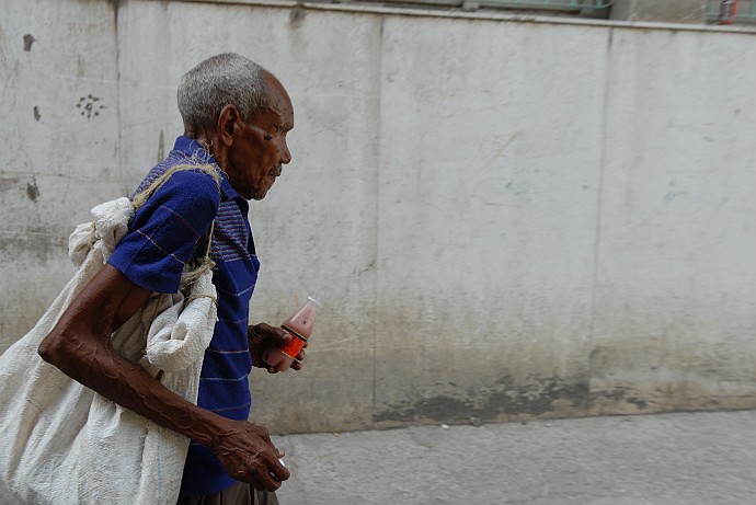 Signore camminando - Fotografia della Havana - Cuba 2010