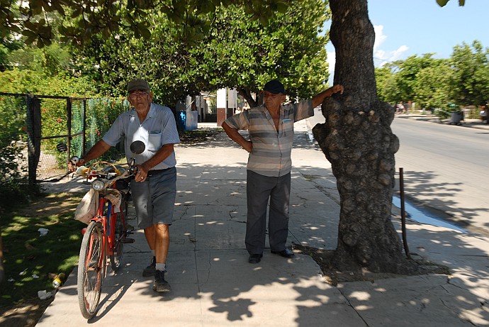 Signori sul marciapiede - Fotografia della Havana - Cuba 2010