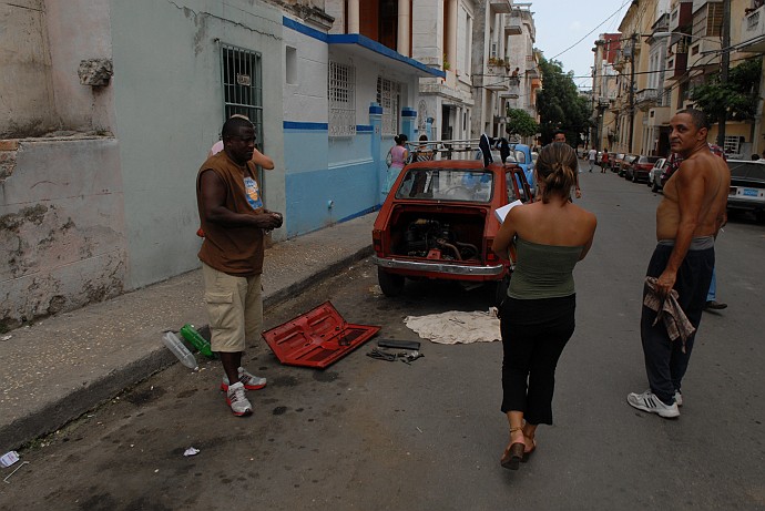 Sistemando cofano macchina - Fotografia della Havana - Cuba 2010