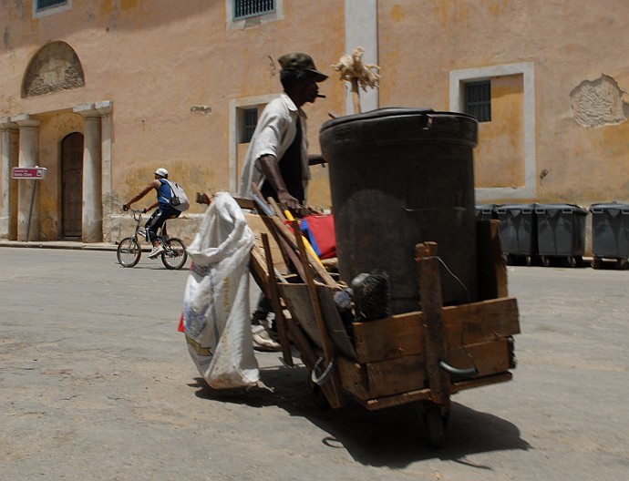 Spazzino con carro - Fotografia della Havana - Cuba 2010