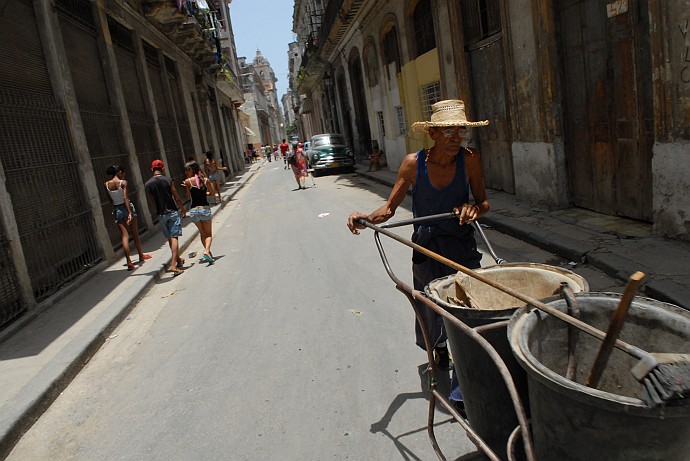 Spazzino in strada - Fotografia della Havana - Cuba 2010