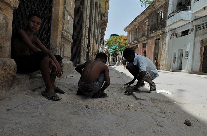 Sul marciapiede - Fotografia della Havana - Cuba 2010