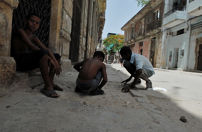 Sul marciapiede - Fotografia della Havana - Cuba 2010
