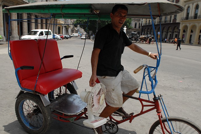 Trasporto di un ventilatore - Fotografia della Havana - Cuba 2010