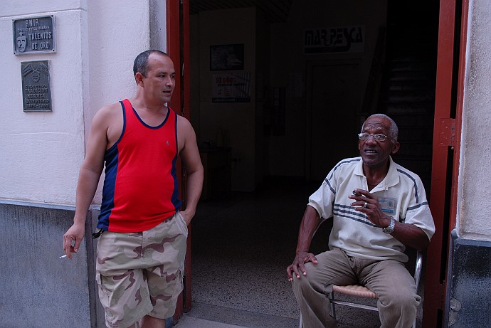 Uomini parlando - Fotografia della Havana - Cuba 2010