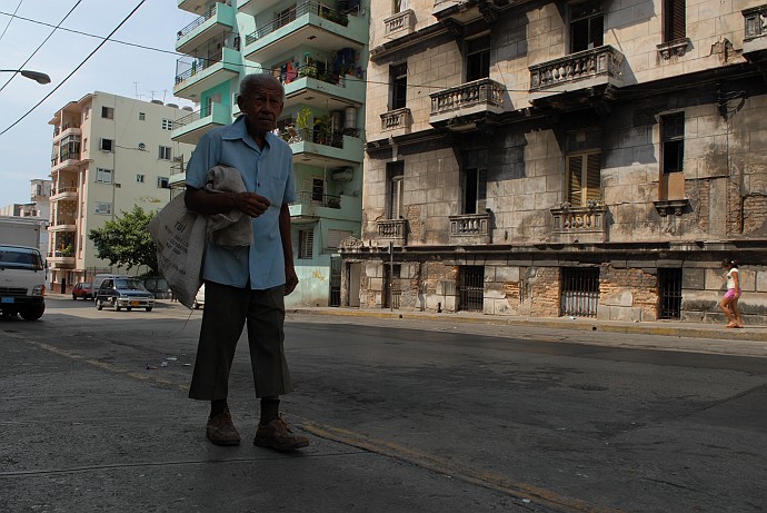 Uomo camminando - Fotografia della Havana - Cuba 2010