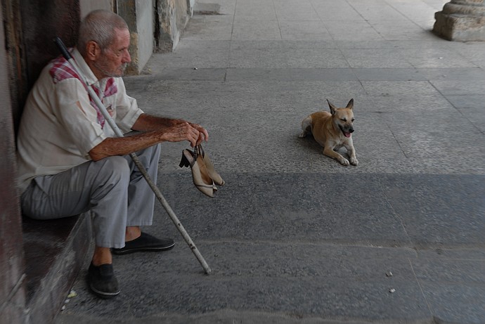 Uomo con scarpe in mano - Fotografia della Havana - Cuba 2010