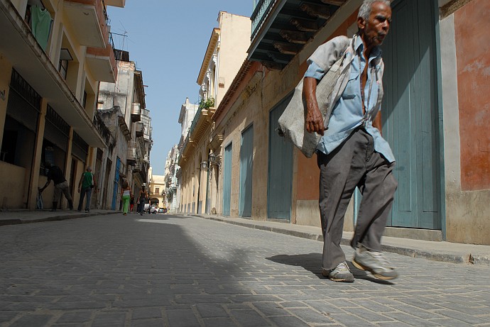 Uomo in cammino - Fotografia della Havana - Cuba 2010