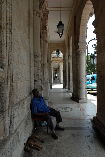 Uomo seduto - Fotografia della Havana - Cuba 2010