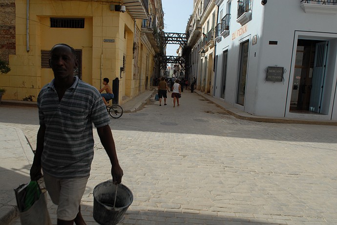Uomo trasportando busta e secchio - Fotografia della Havana - Cuba 2010