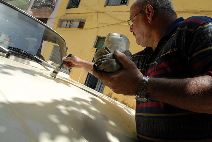 Verniciando - Fotografia della Havana - Cuba 2010