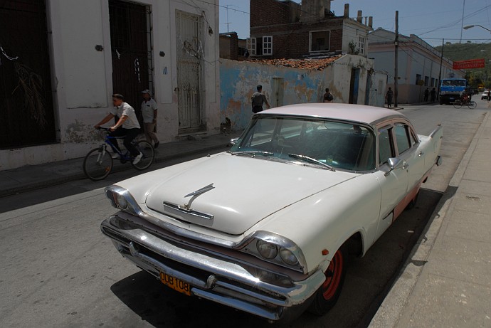 Automobile bianca - Fotografia di Holguin - Cuba 2010