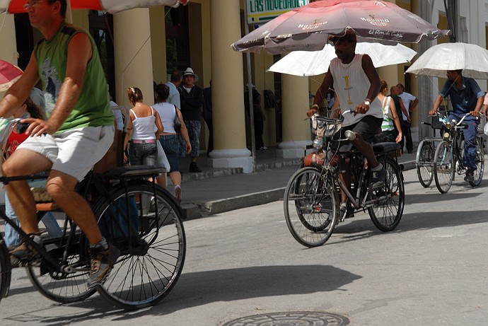 Bici taxi con ombrelloni - Fotografia di Holguin - Cuba 2010