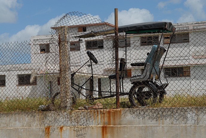 Bici taxi parcheggiato - Fotografia di Holguin - Cuba 2010